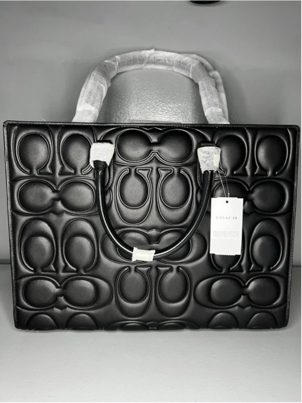 Maggie Tote Bag In Signature Leather Gold/Black